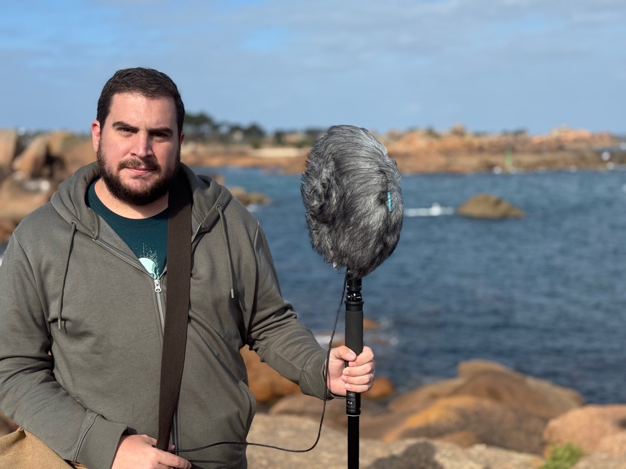 Álvaro de Iscar with the spcmic on the French coast of Brittany, in Perros-Guirec.