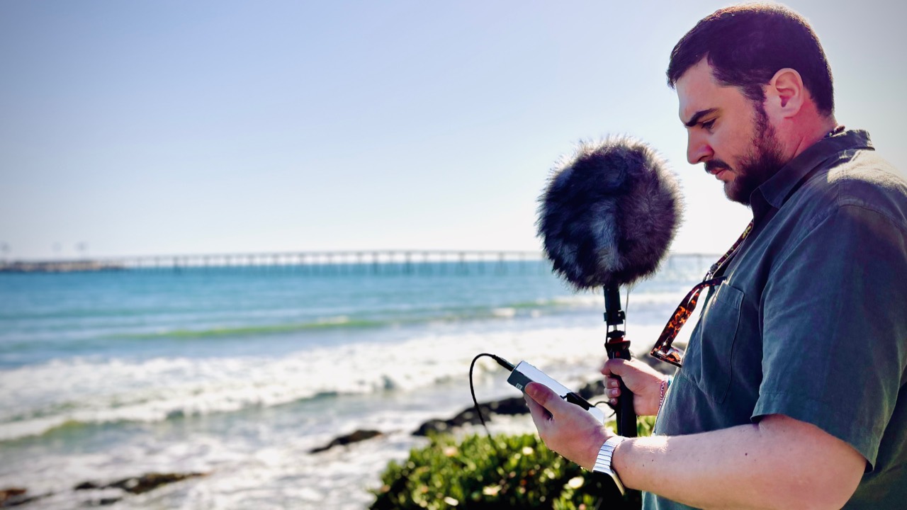 Álvaro de Iscar recording the Pacific Ocean with a field microphone in Big Sur, California.